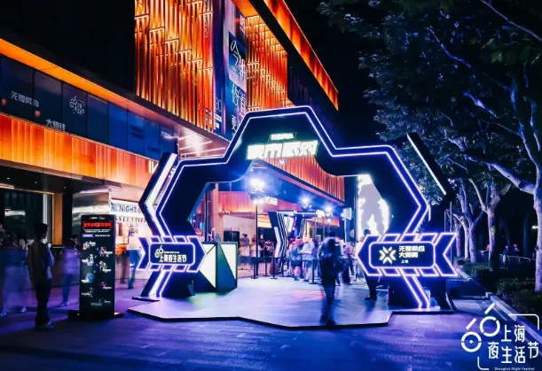 大宁久光中心阶梯式建筑夜景，静安大宁商圈新地标潮流夜生活指南